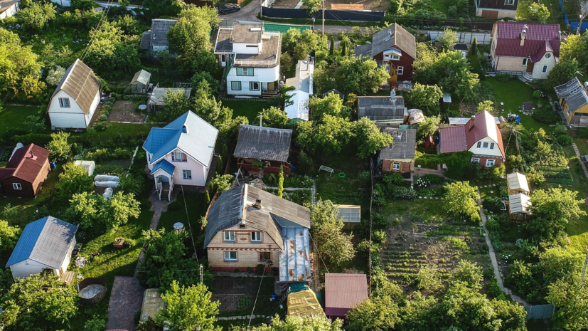 В ГД разъяснили нормы расстояний объектов от забора на земельном участке