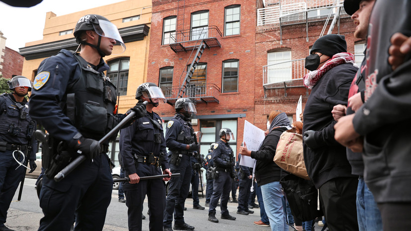 SHOT: протестующие в Сан-Франциско вышли на демонстрации с флагами СССР