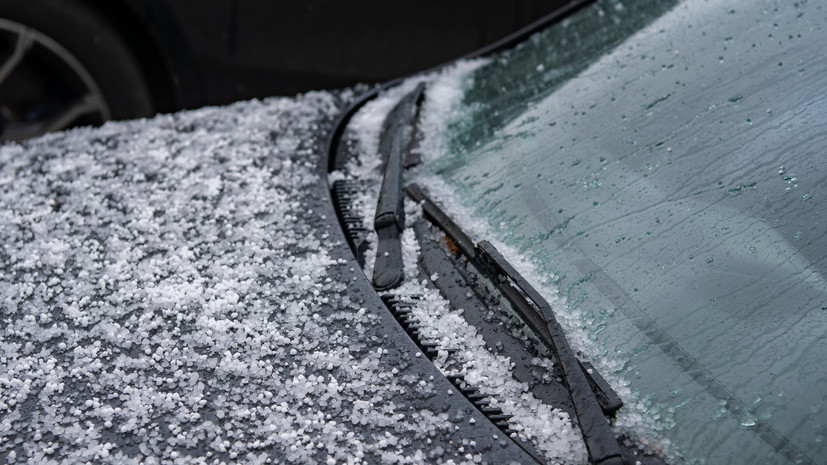 Автоэксперт Ладушкин: град способен разбить лобовое стекло автомобиля