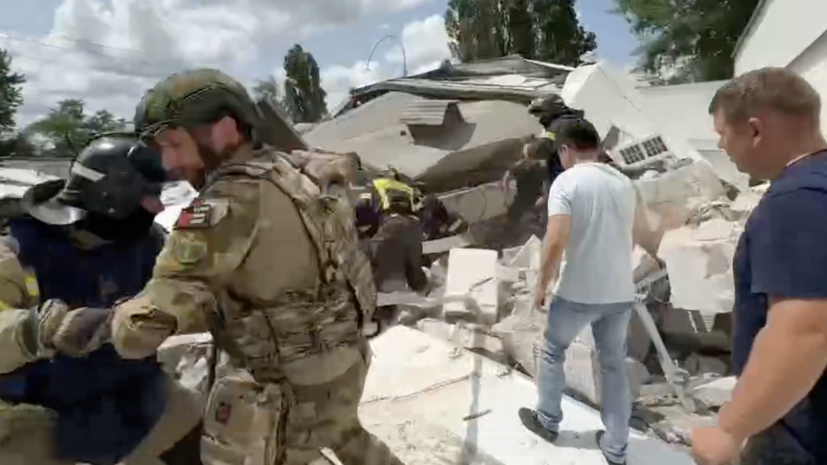 Тело женщины извлекли из-под завалов заправки в Белгороде после удара дрона