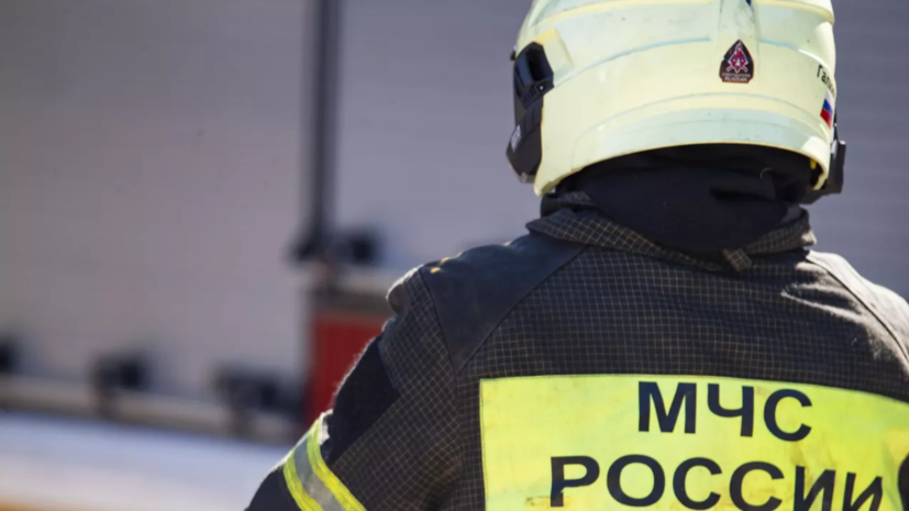 В Южно-Сахалинске загорелась автомастерская