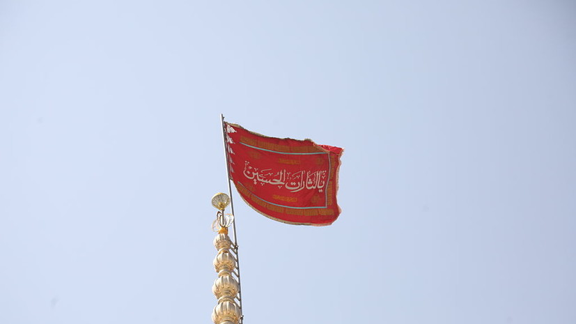 Красный флаг мести развевается над мечетью Джамкаран в Иране