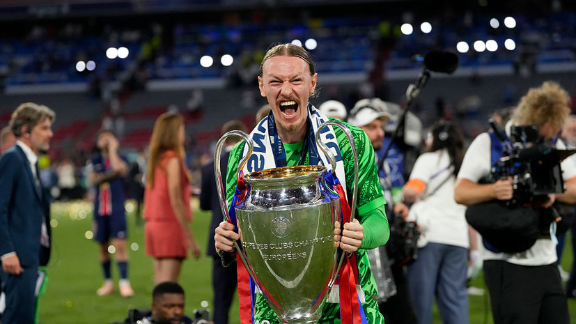 Сборная России выложила фото Сафонова со всеми медалями, выигранными в ПСЖ