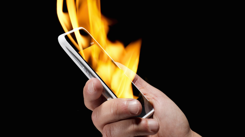 Киберэксперт Шутов: перегрев телефона на солнце может привести к поломке батареи