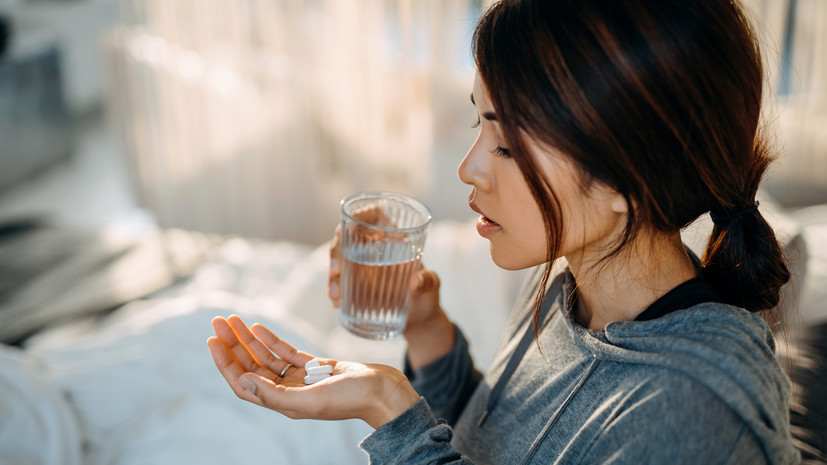 Врач Хайкина: крайне важно запивать витамины только водой, а не соками и чаем