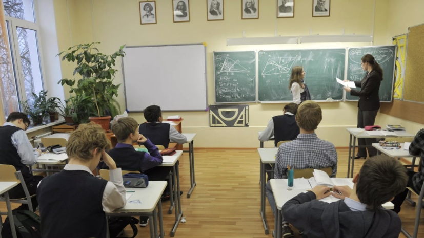 Кравцов заявил о необходимости повышать зарплату учителям с учётом их нагрузки