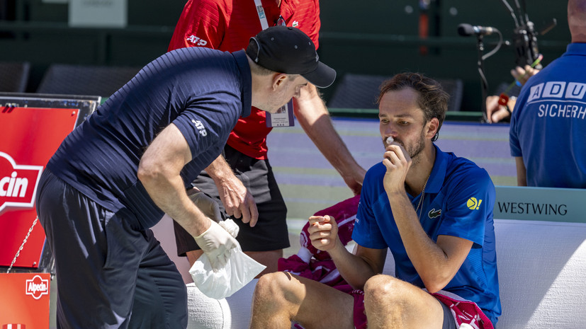У Медведева пошла кровь из носа во время матча с Михельсеном в Галле