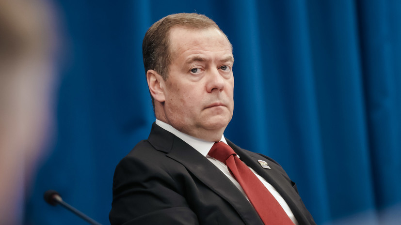 Медведев сравнил Зеленского с зелёным кишечным глистом