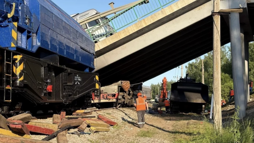 Обрушившийся в Брянской области на пассажирский поезд мост весил около 800 тонн