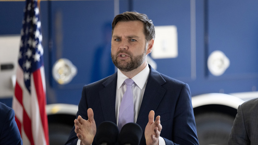 Вэнс показал неприличный жест во время выступления