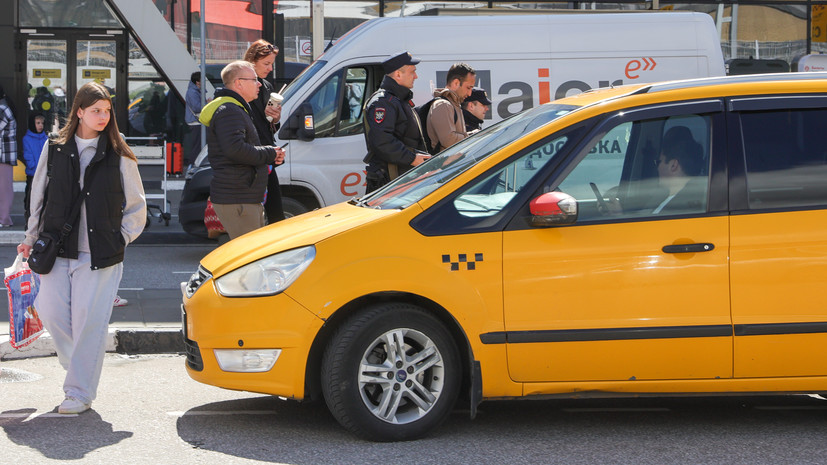 Юрист Лапугов рассказал, когда таксист не может повышать тариф за перевозку детей