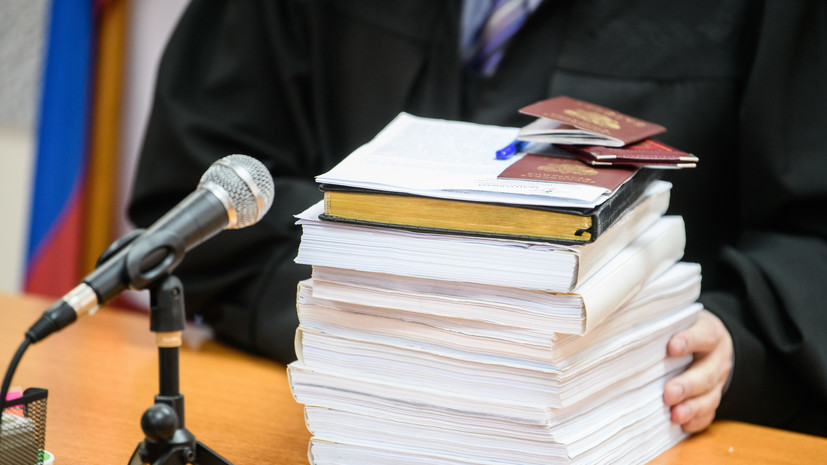 В Петербурге предъявили обвинение трём жителям за осквернение Знамени Победы