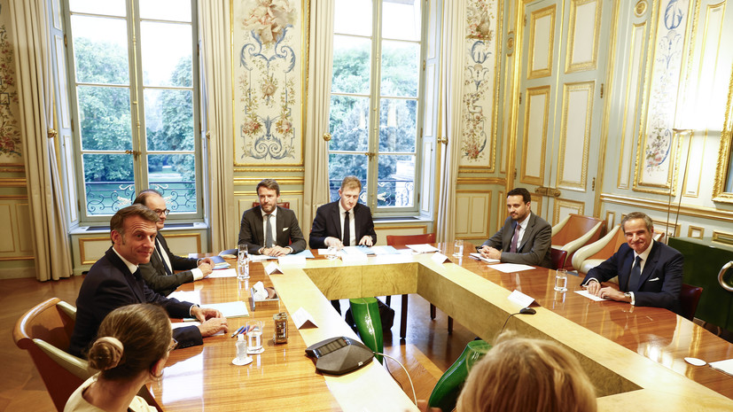 Euractiv: Макрон опоздал на саммит ЕС и выглядел «растрёпанным»