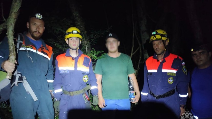 Двух заблудившихся туристов вывели ночью из леса спасатели в Сочи