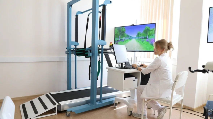 В больницы Подмосковья в 2025 году поступит 53 аппарата для реабилитации