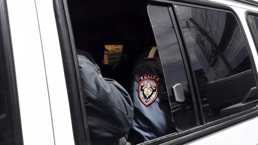 В Армении силовики увезли архиепископа Микаэла Аджапахяна