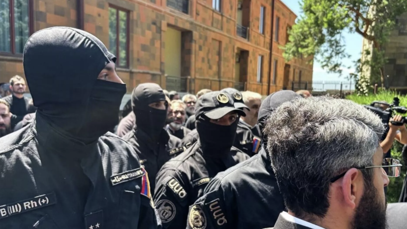 Архиепископ Аджапахян сам отправится в СК Армении вместе с адвокатом