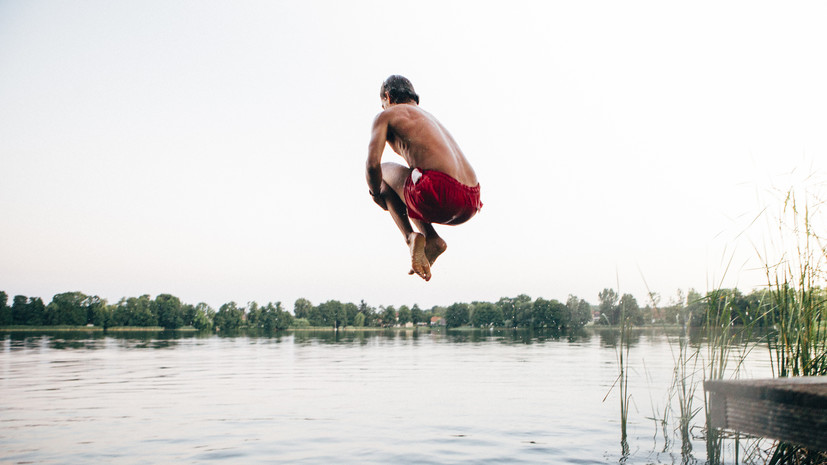 Врач Вечтомов назвал опасным ныряние в воду после загара