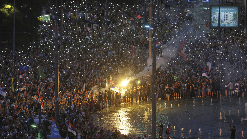 В Белграде начались столкновения протестующих с полицией