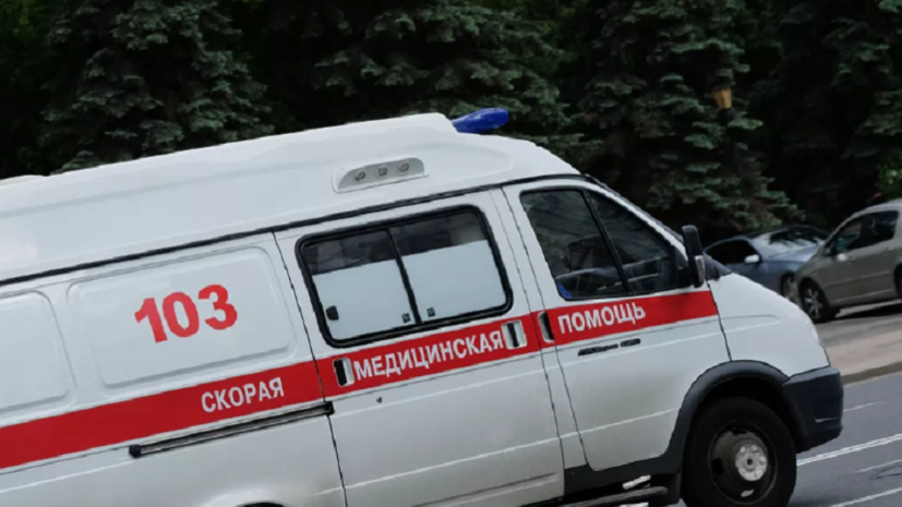 В Нижнем Новгороде автомобиль врезался в остановку, погибли два человека