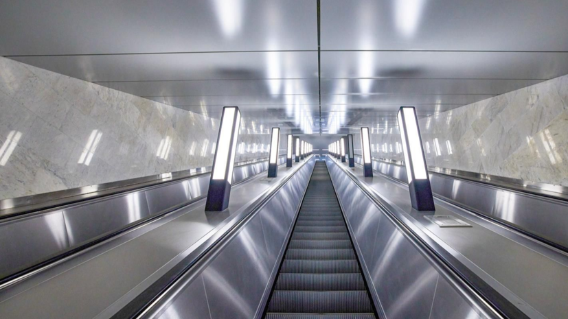 На станции «Академическая» московского метро смонтировали семь эскалаторов