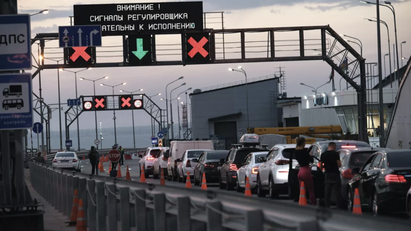 Почти 1000 машин стоит в пробке перед Крымским мостом