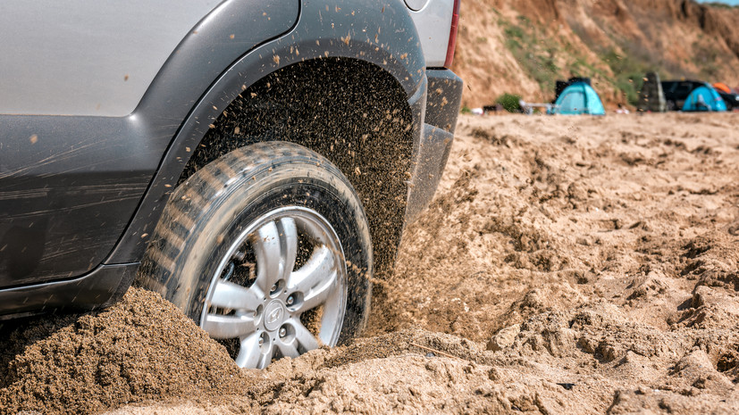 Специалисты дали советы водителям, чья машина застряла на просёлочной дороге