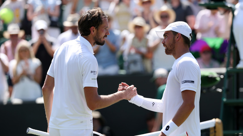 Медведев проиграл 64-й ракетке мира на старте Уимблдона