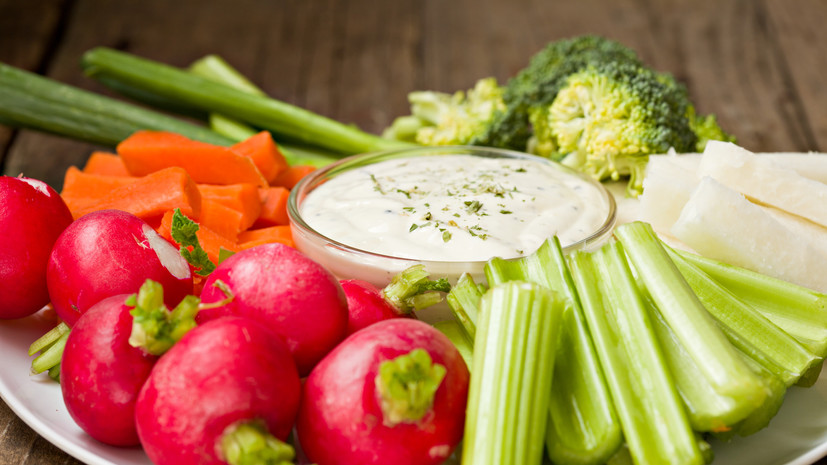 Диетолог Редина предложила облегчить летний рацион для похудания