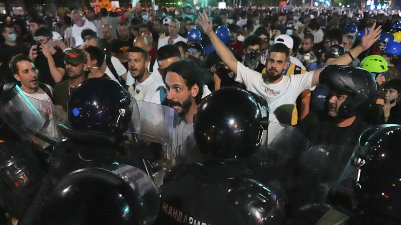 Студенты и сторонники оппозиции перекрыли мост и улицы в центре Белграда