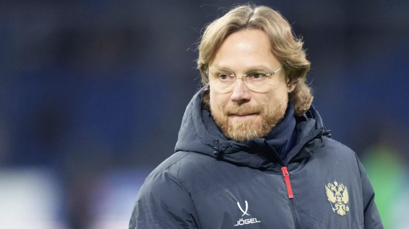 Карпин: зарплаты футболистов в России завышены минимум на 50%