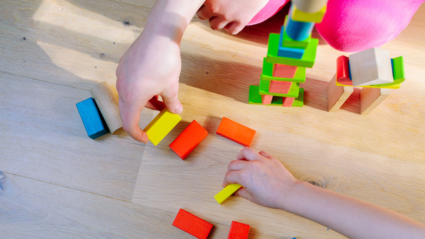 Врач Чернышова рекомендовала не оставлять мелкие предметы рядом с маленькими детьми