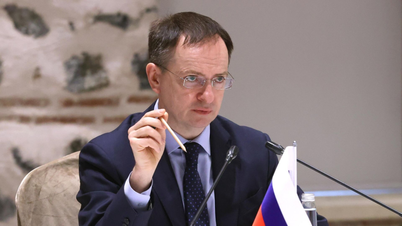 Мединский объяснил смысл новой обложки учебника по истории