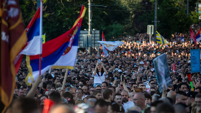 Протестующие начали перекрывать трассы в Белграде и других городах Сербии
