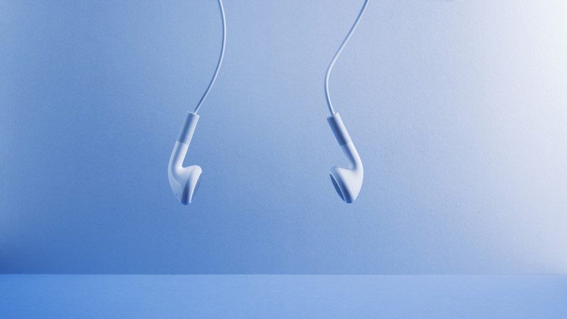 Врач Шураева: летом слушать музыку в наушниках более часа опасно