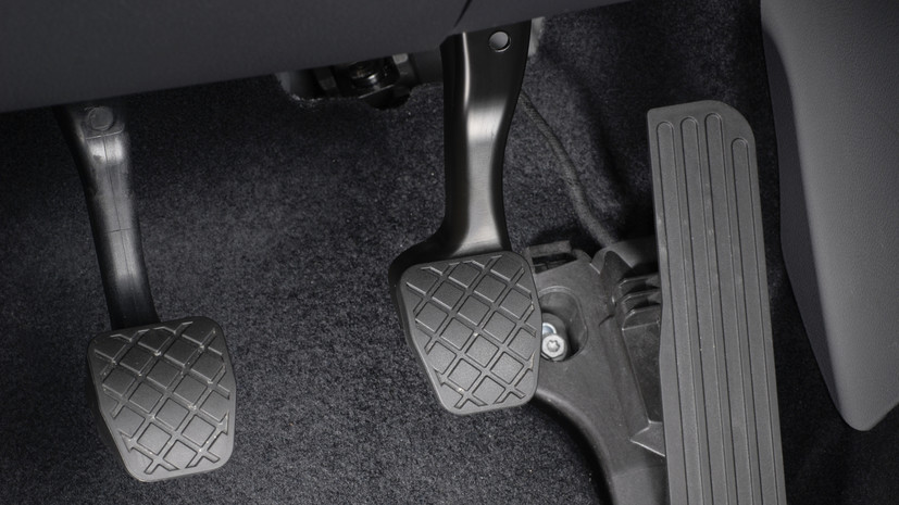 Автоэксперт Ожогин рассказал о причинах проблем с педалью тормоза