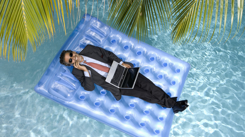 Каждый второй россиянин продолжает работать во время отпуска