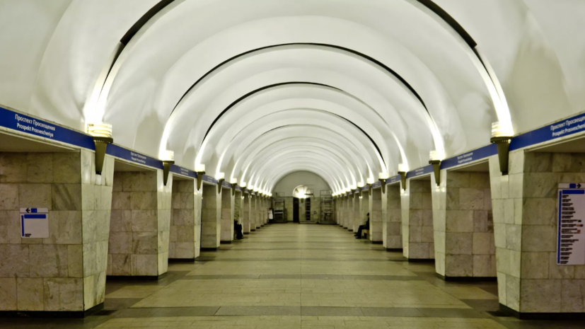 В Петербурге пять станций метро закрывали на вход из-за неисправного состава