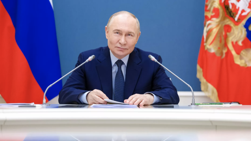Путин назвал поддержку крепкой семьи стратегическим приоритетом России