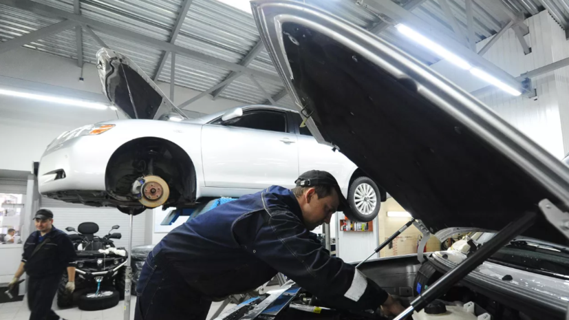 Автоэксперт Гоман назвал самые опасные привычки водителей в летнее время