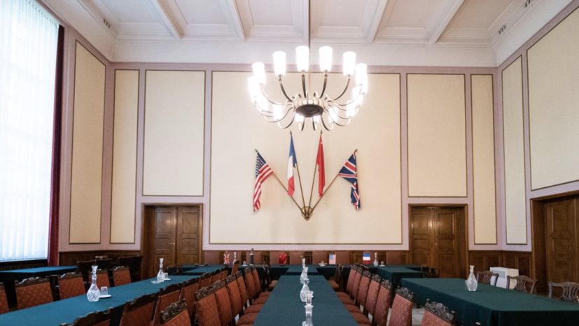 Посольство Германии опубликовало флаг СССР, стилизованный под нацистский