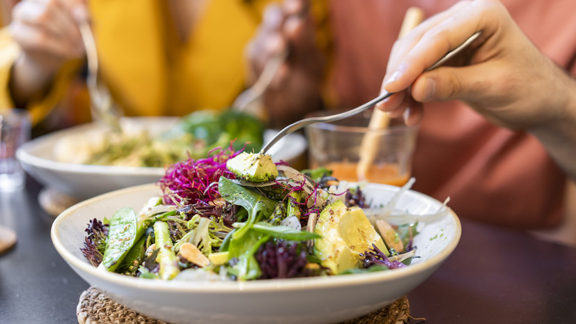 Врач Романенко посоветовала пересмотреть рацион питания в жару