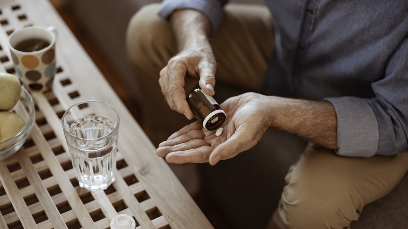 Доцент Панов посоветовал запивать лекарства только водой