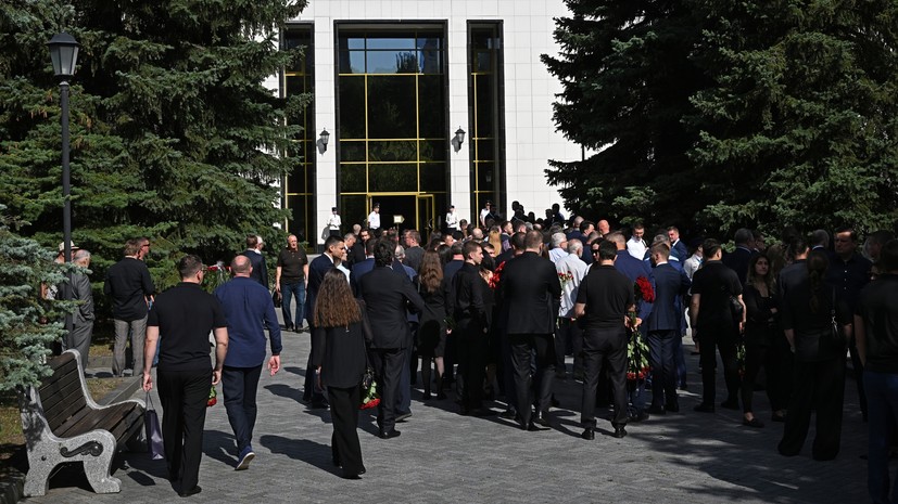 Путин направил венок на церемонию прощания со Старовойтом