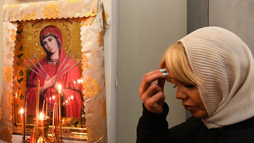 Россиянам разъяснили, обязательно ли всегда креститься при виде храма