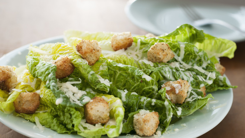 Диетолог Дианова рассказала о пользе салата цезарь в жару