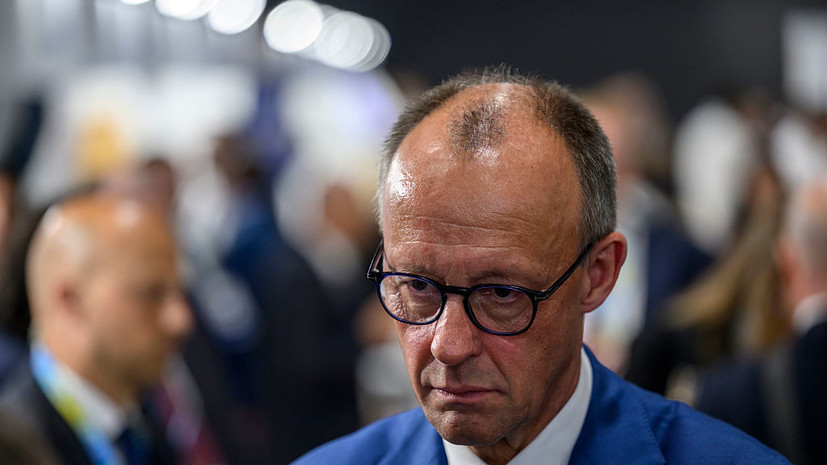 Bild: Мерц уронил кусок торта с изображением Германии