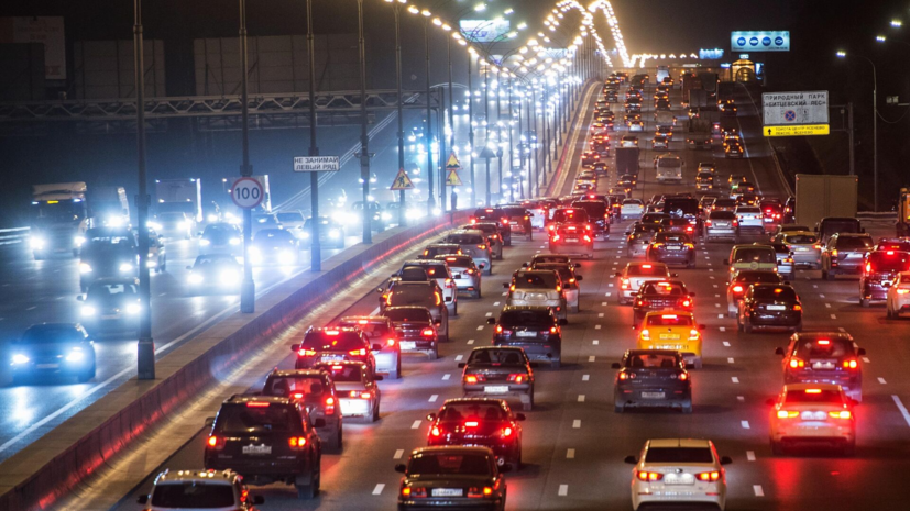 На 16-м километре МКАД перекрыли движение из-за подтопления дороги