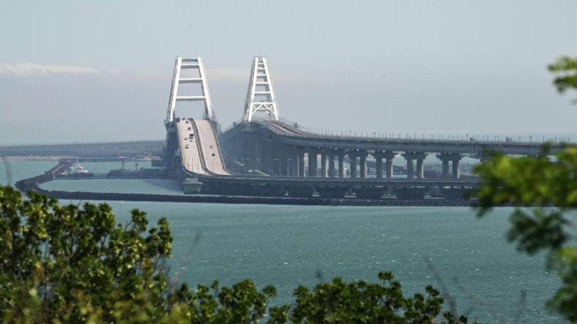 Очередь на подъездах к Крымскому мосту составляет почти 2 тысячи автомобилей