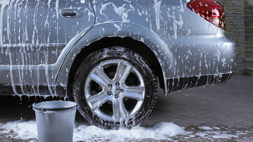 Автоэксперт Ладушкин предупредил об опасности мытья машины в жару